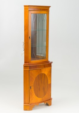 Nurga vitriinkapp (66x180x47)