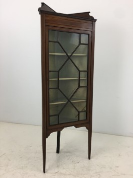 Kulmavitriinikaappi (57x162x46)