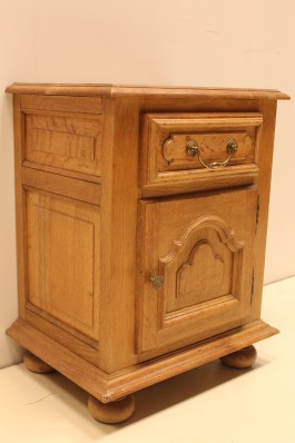 Yöpöytä (50x65x37)